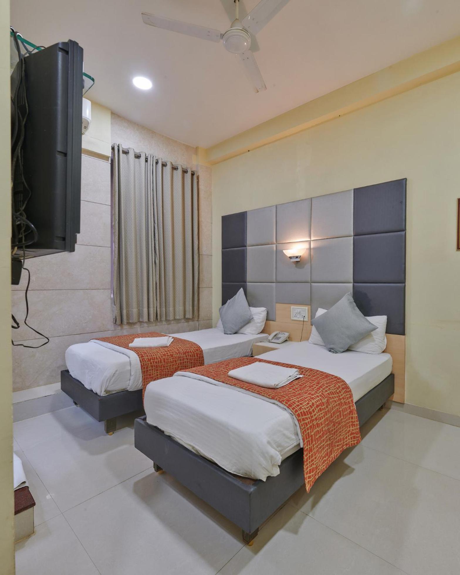 Bentley Hotel Marine Drive Mumbai Exteriör bild