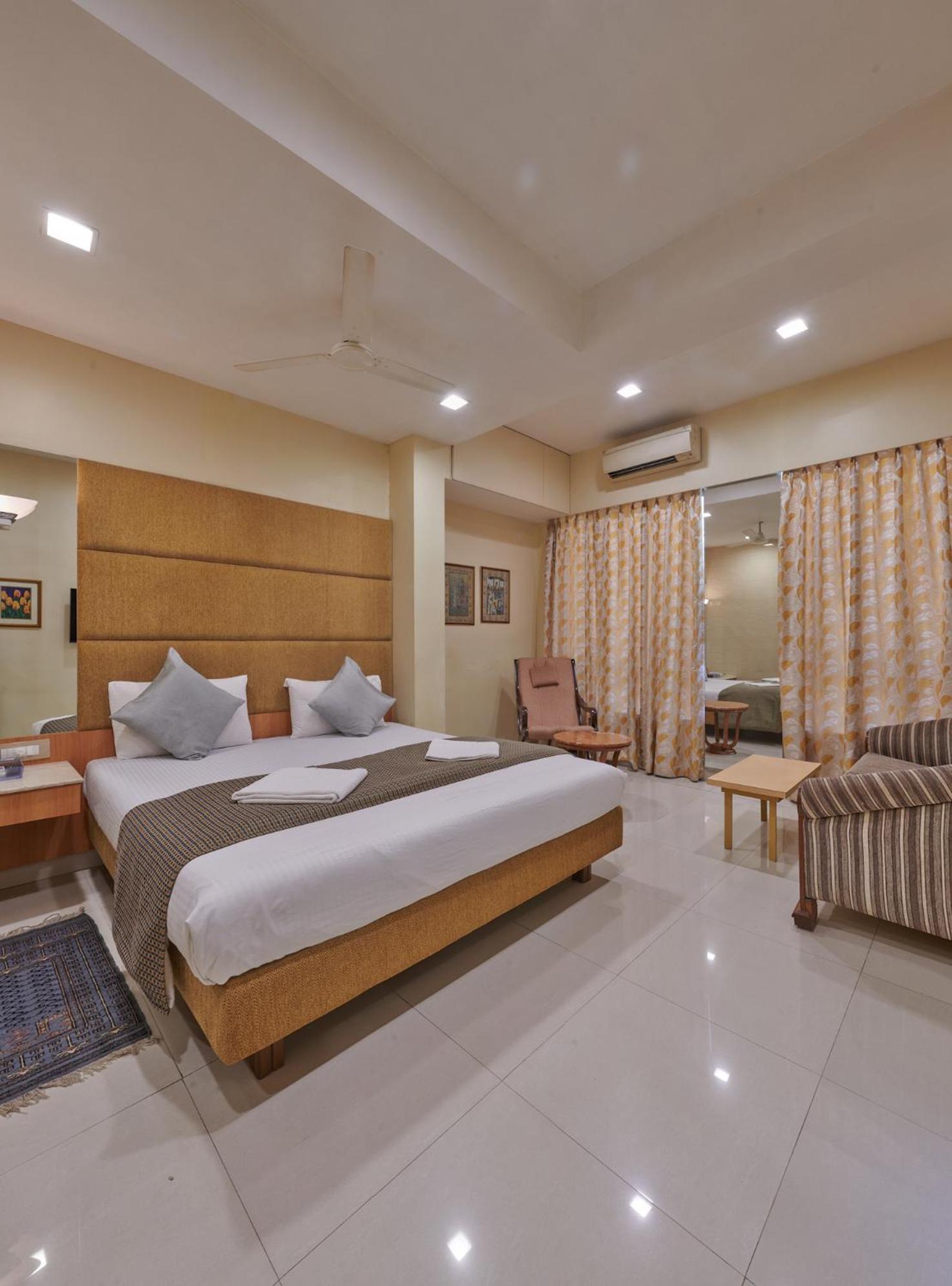Bentley Hotel Marine Drive Mumbai Exteriör bild